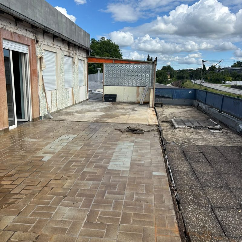 Vollständig freigeräumte Dachterrasse