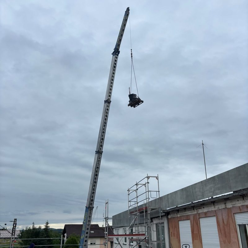 Kran hebt Bauteile für den Neuaufbau