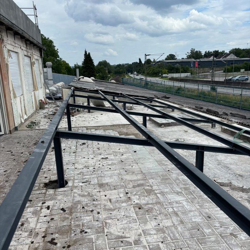 Neue Stahlkonstruktion im Aufbau