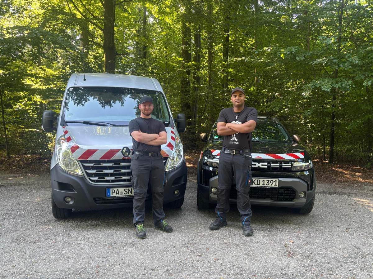Das SN-Entrümpelung-Team vor den Firmenfahrzeugen